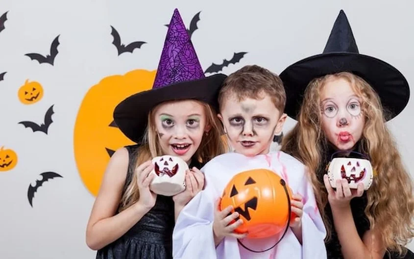 Everyone can freely dress up in costumes on Halloween day.